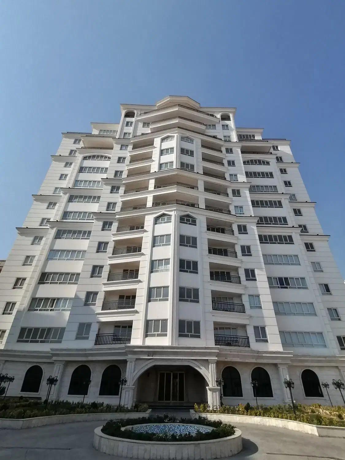 عکس ساختمان مسکونی آدلی