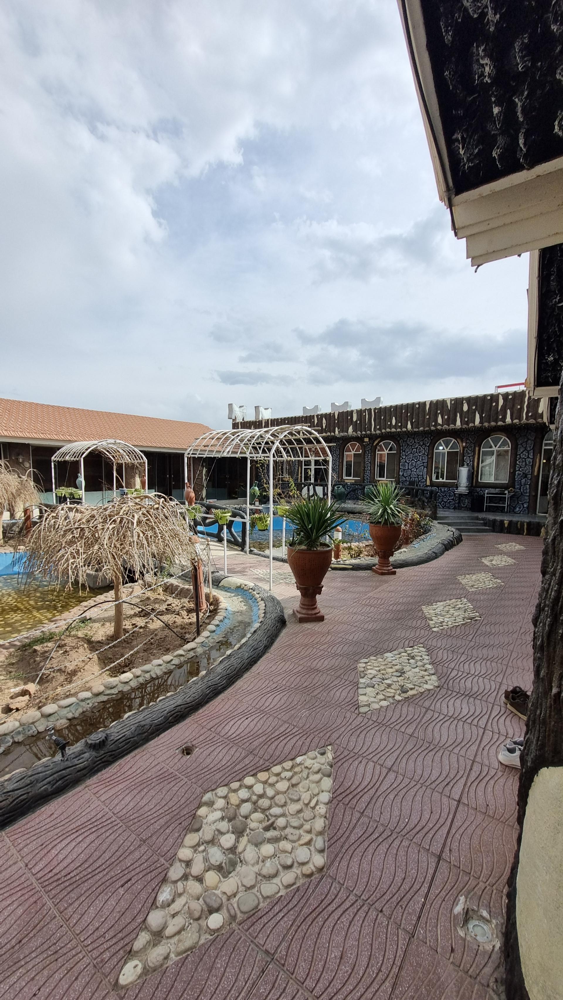 عکس رستوران لوکس طلایی