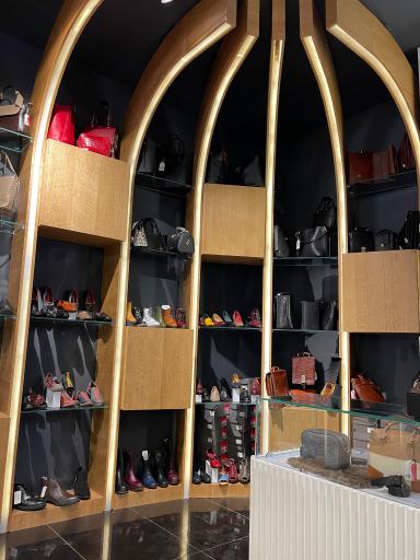 عکس کیف و کفش درگاهی شعبه شمس آبادی