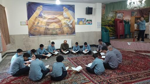 عکس دبیرستان پسرانه‌ی دوره‌ی اول رشد