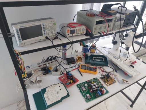 عکس تعمیرات برد الکترونیک کاران