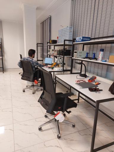 عکس تعمیرات برد الکترونیک کاران