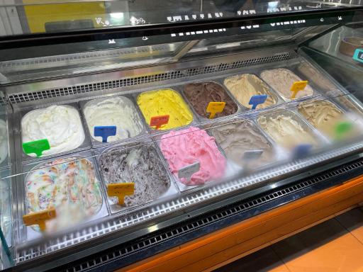 عکس لبنیات و بستنی سنتی دُرمال