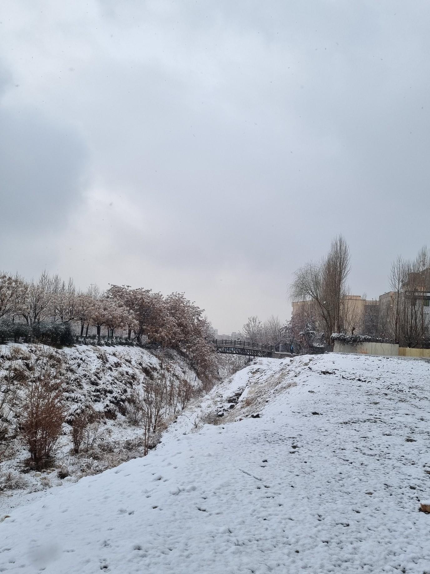 عکس پل عابرپیاده رودخانه فصلی باغستان