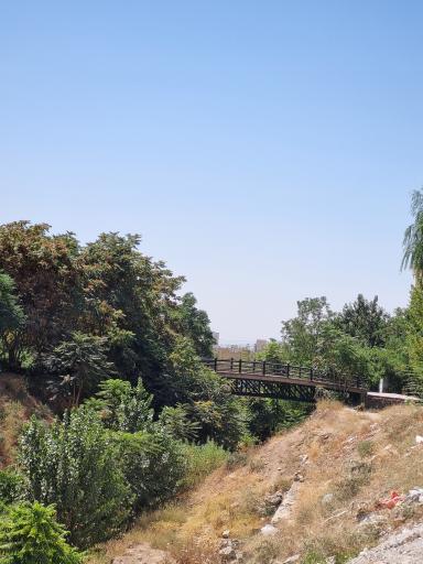 عکس پل عابرپیاده رودخانه فصلی باغستان