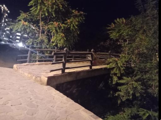 عکس پل عابرپیاده رودخانه فصلی باغستان