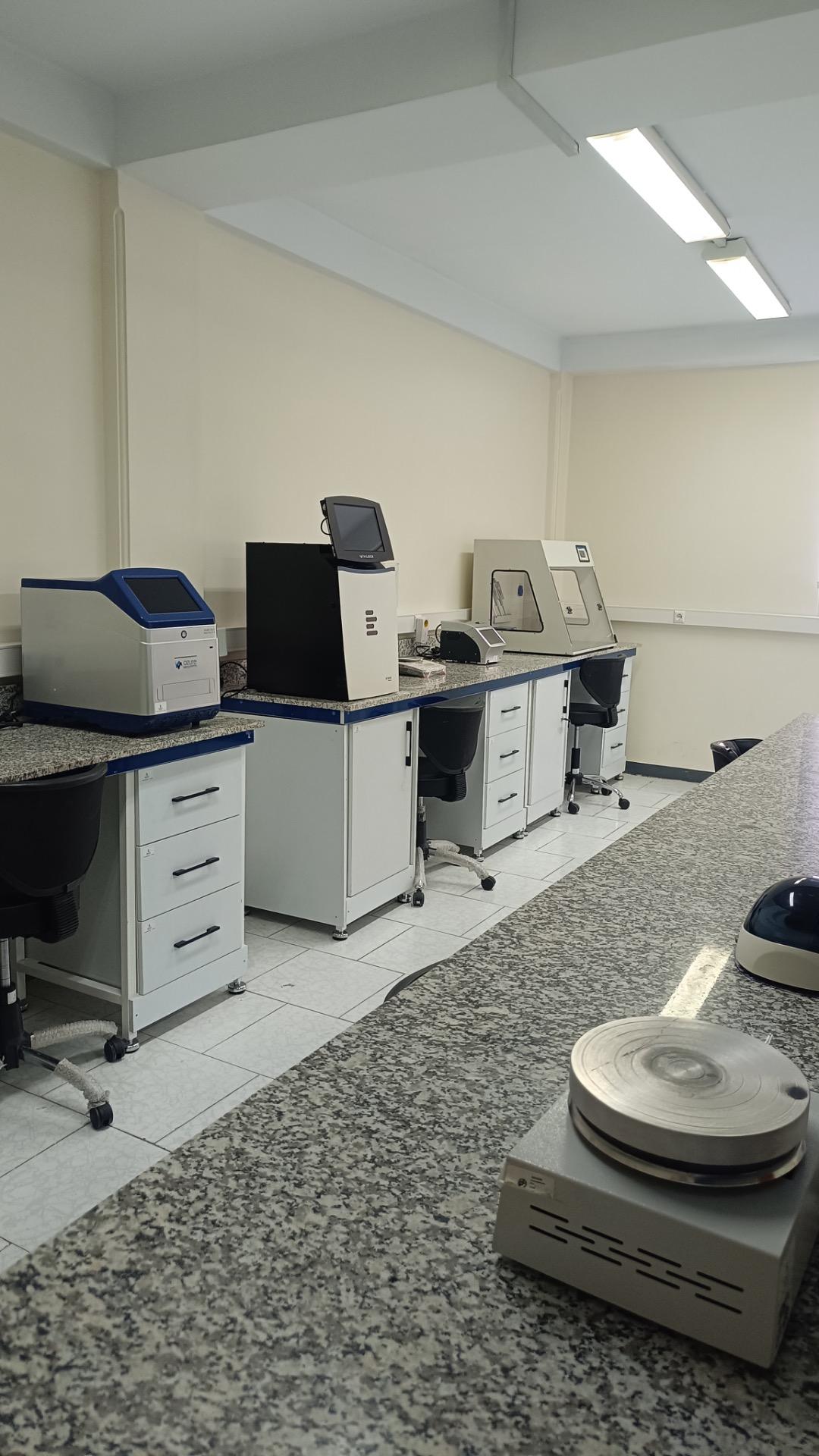 عکس آزمایشگاه جامع تحقیقاتی ژنومیکس