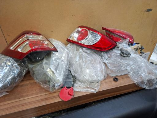 عکس تعمیرات انواع طلق چراغ خودرو های ایرانی و خارجی 