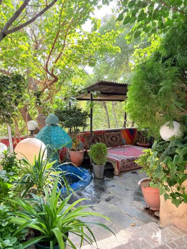 عکس باغچه رستوران فانوس 