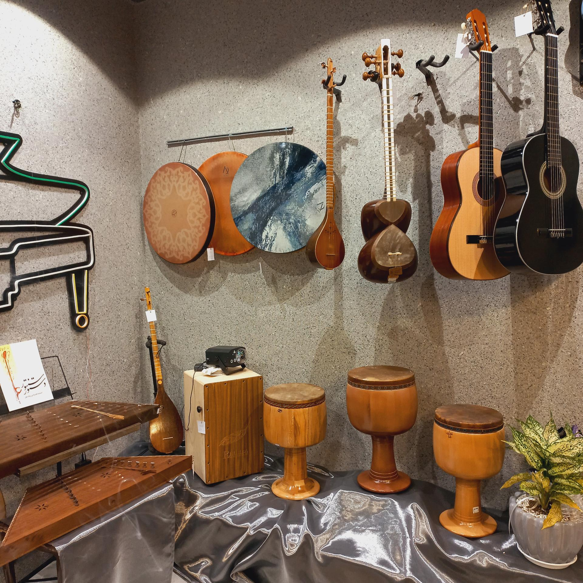 عکس فروشگاه گل‌ پونه‌ ها