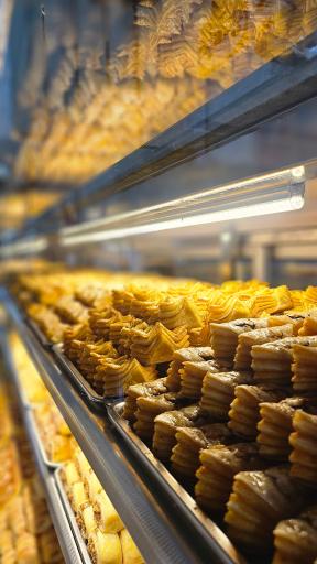 عکس شیرینی سرای آوین