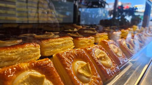 عکس شیرینی سرای آوین