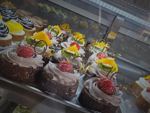 عکس شیرینی سرای آوین