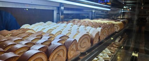 عکس شیرینی سرای آوین