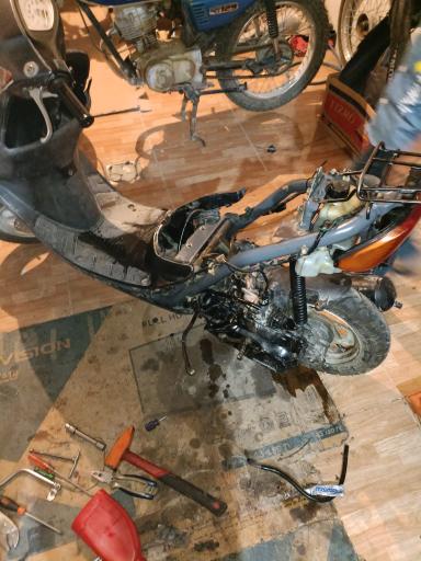 عکس تعمیرگاه موتور سیکلت استاد کورش 