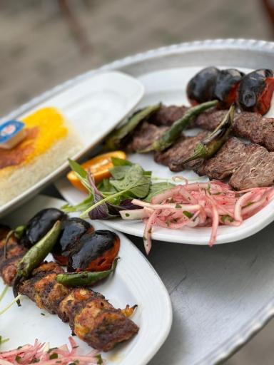 عکس باغ رستوران سرای علیشاه عوض