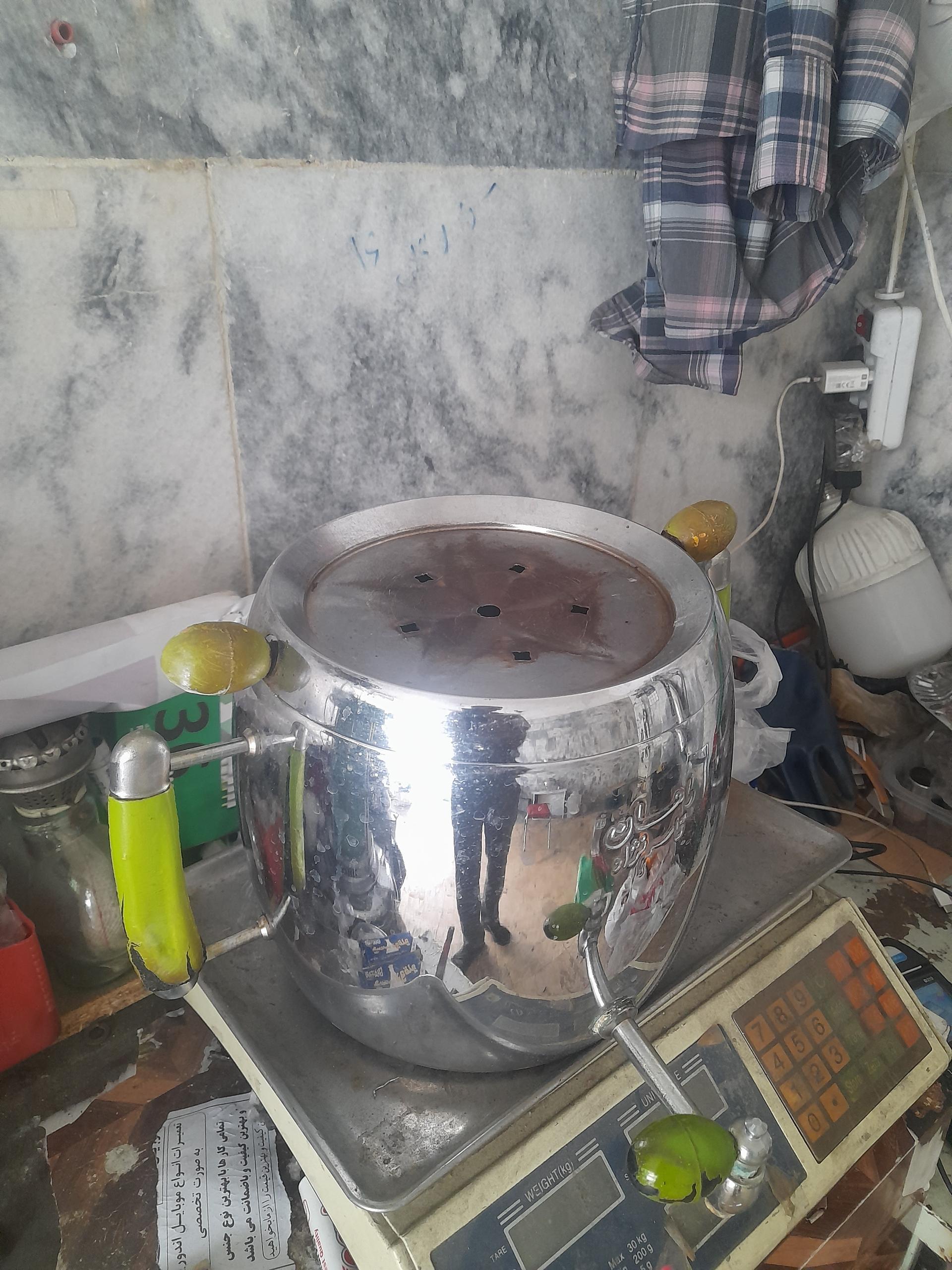 عکس تعمیرات سماور وچراغهای نفتی غلامی