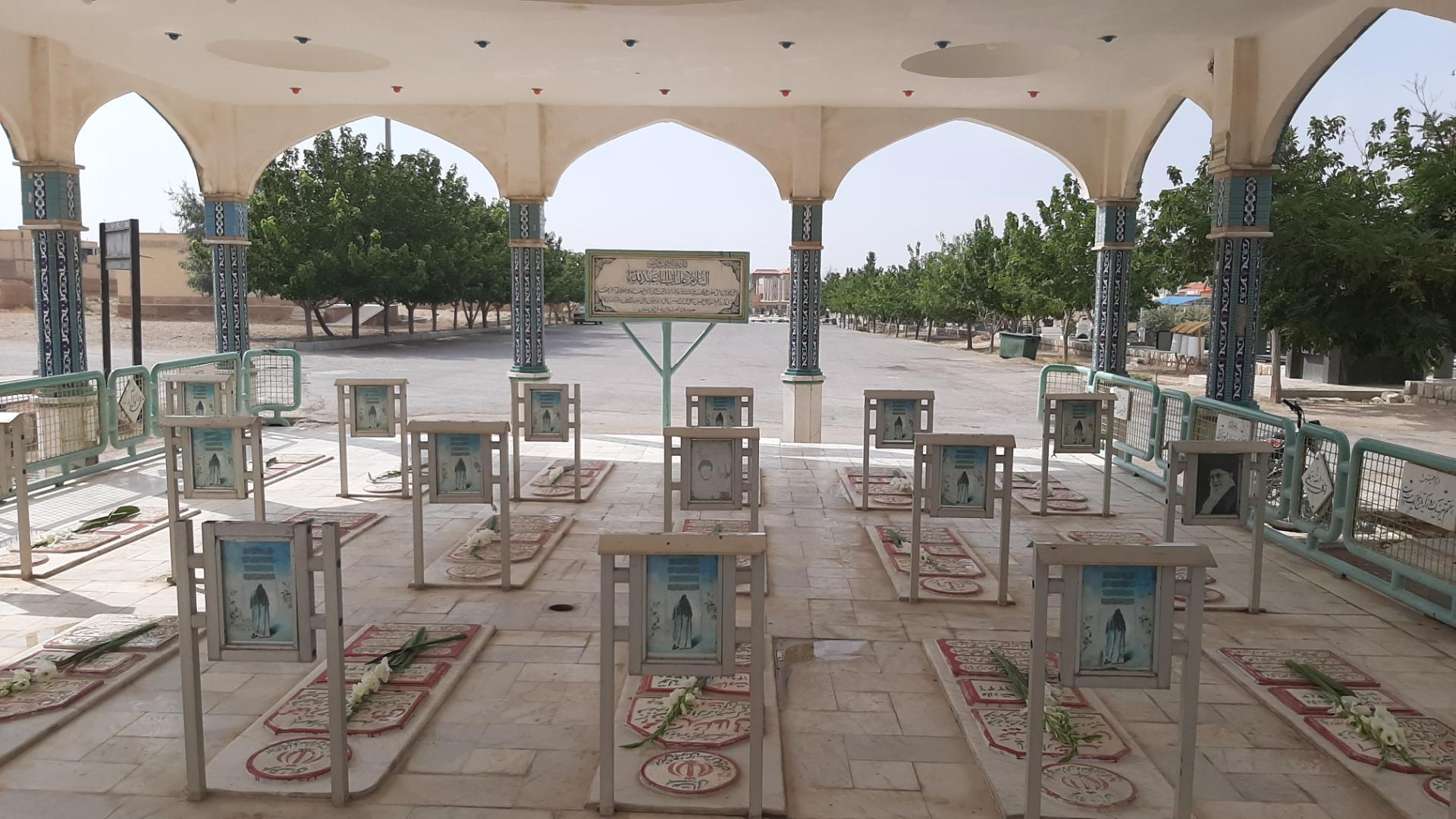 عکس گلزار شهدای شهر دهق