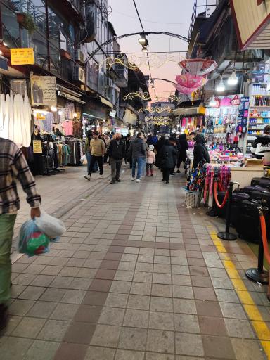 عکس بازار پارچه و پوشاک کوچه برلن