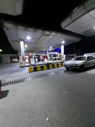 عکس پمپ بنزین زنگنه