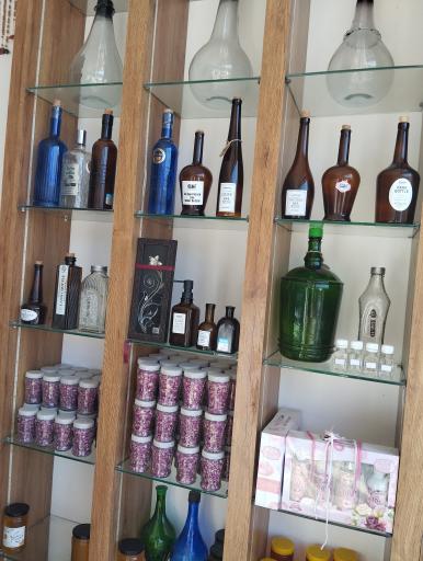 عکس فروشگاه گلاب و عرقیات خاندایی