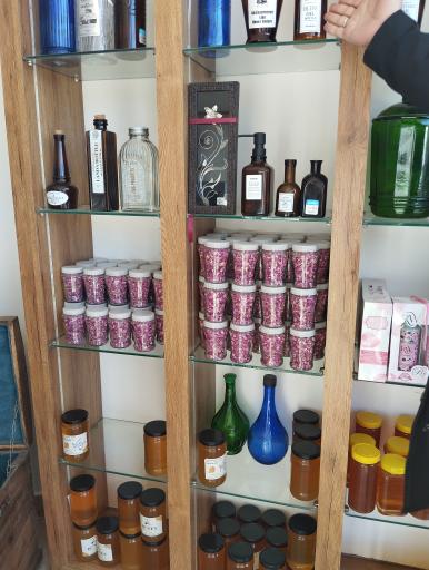 عکس فروشگاه گلاب و عرقیات خاندایی