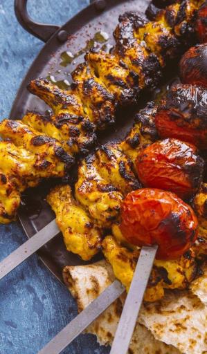 عکس کترینگ و غذای آماده جوان