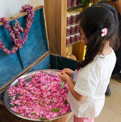 عکس فروشگاه گلاب و عرقیات خاندایی