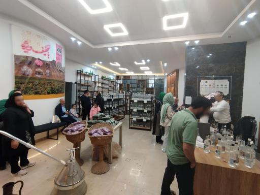 عکس فروشگاه گلاب و عرقیات خاندایی