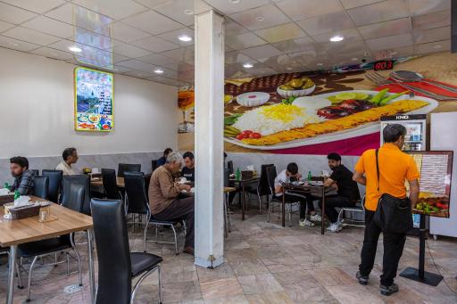 عکس کترینگ و غذای آماده جوان