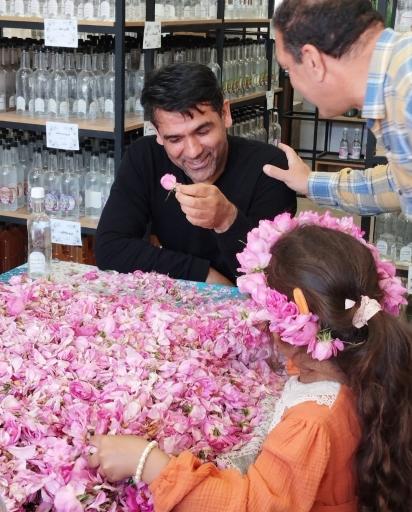 عکس فروشگاه گلاب و عرقیات خاندایی