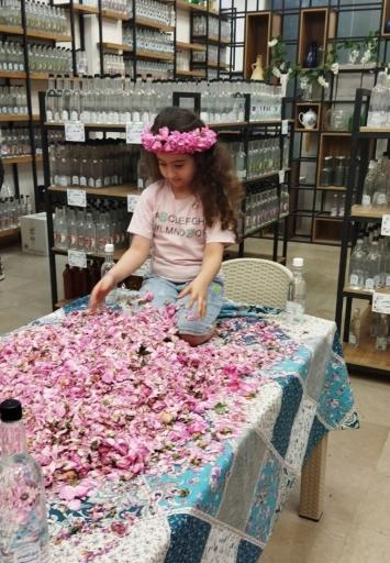 عکس فروشگاه گلاب و عرقیات خاندایی