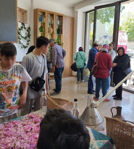 عکس فروشگاه گلاب و عرقیات خاندایی