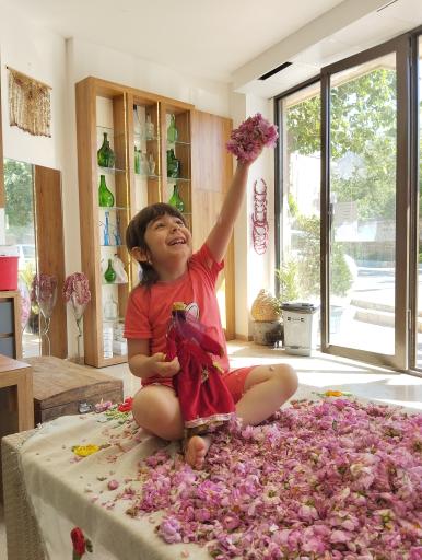 عکس فروشگاه گلاب و عرقیات خاندایی