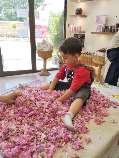 عکس فروشگاه گلاب و عرقیات خاندایی