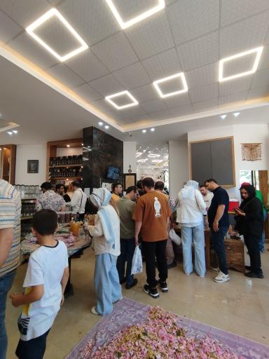 عکس فروشگاه گلاب و عرقیات خاندایی