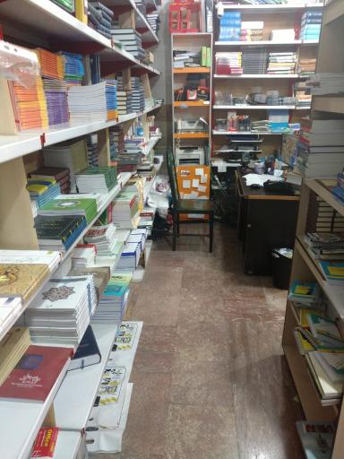 عکس کتاب فروشی حقوقی پاپیروس