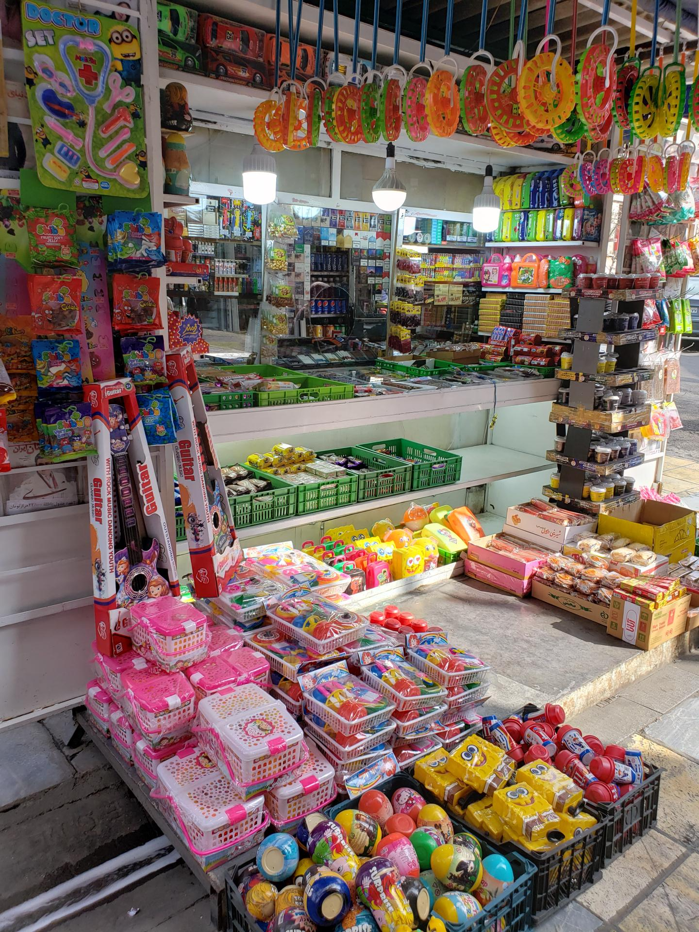 عکس دکه روزنامه فروشی