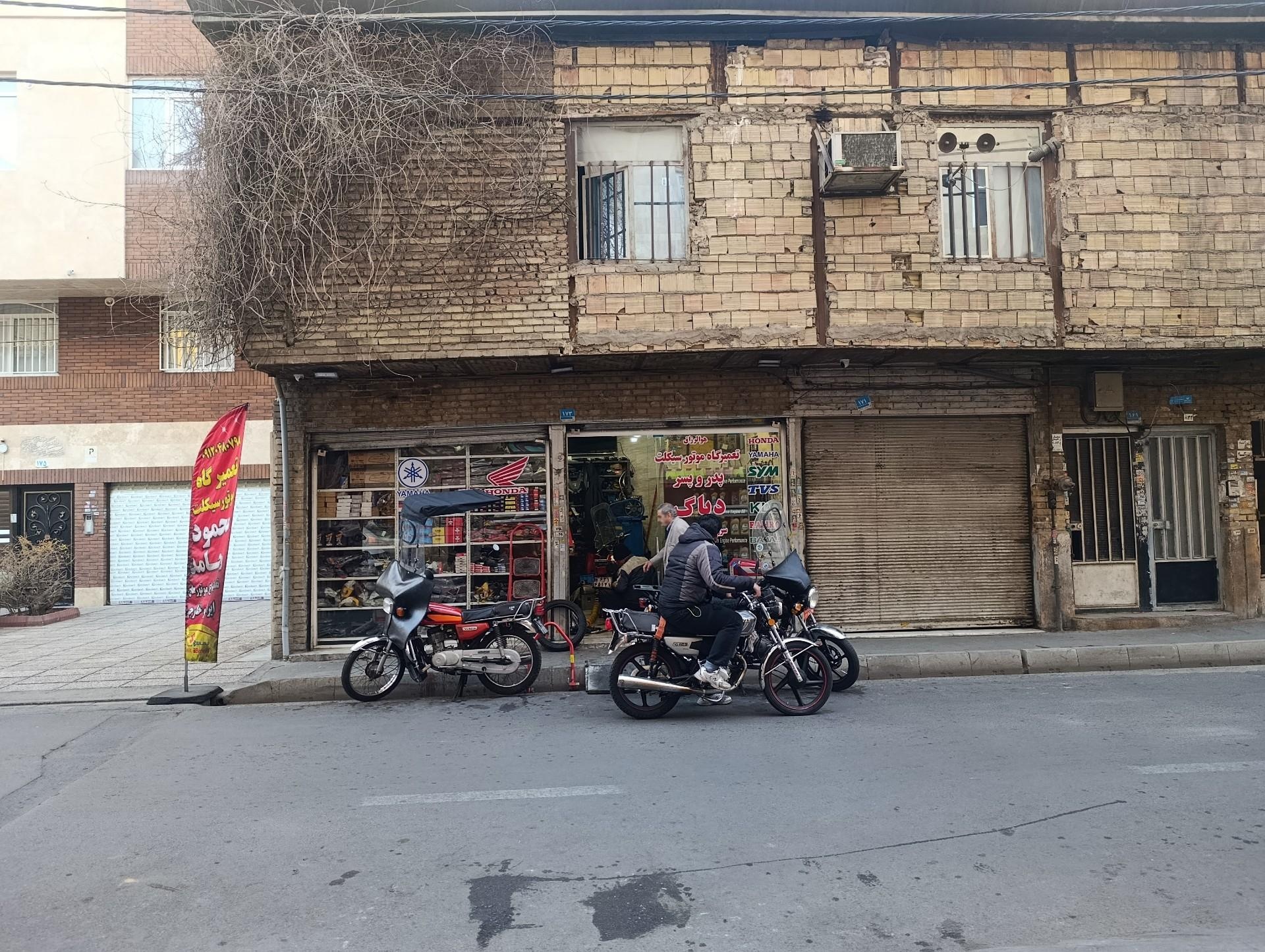 عکس تعمیرگاه موتورسیکلت