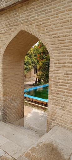 عکس آرامگاه پروفسور علیرضا شاپور شهبازی