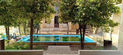 عکس آرامگاه پروفسور علیرضا شاپور شهبازی