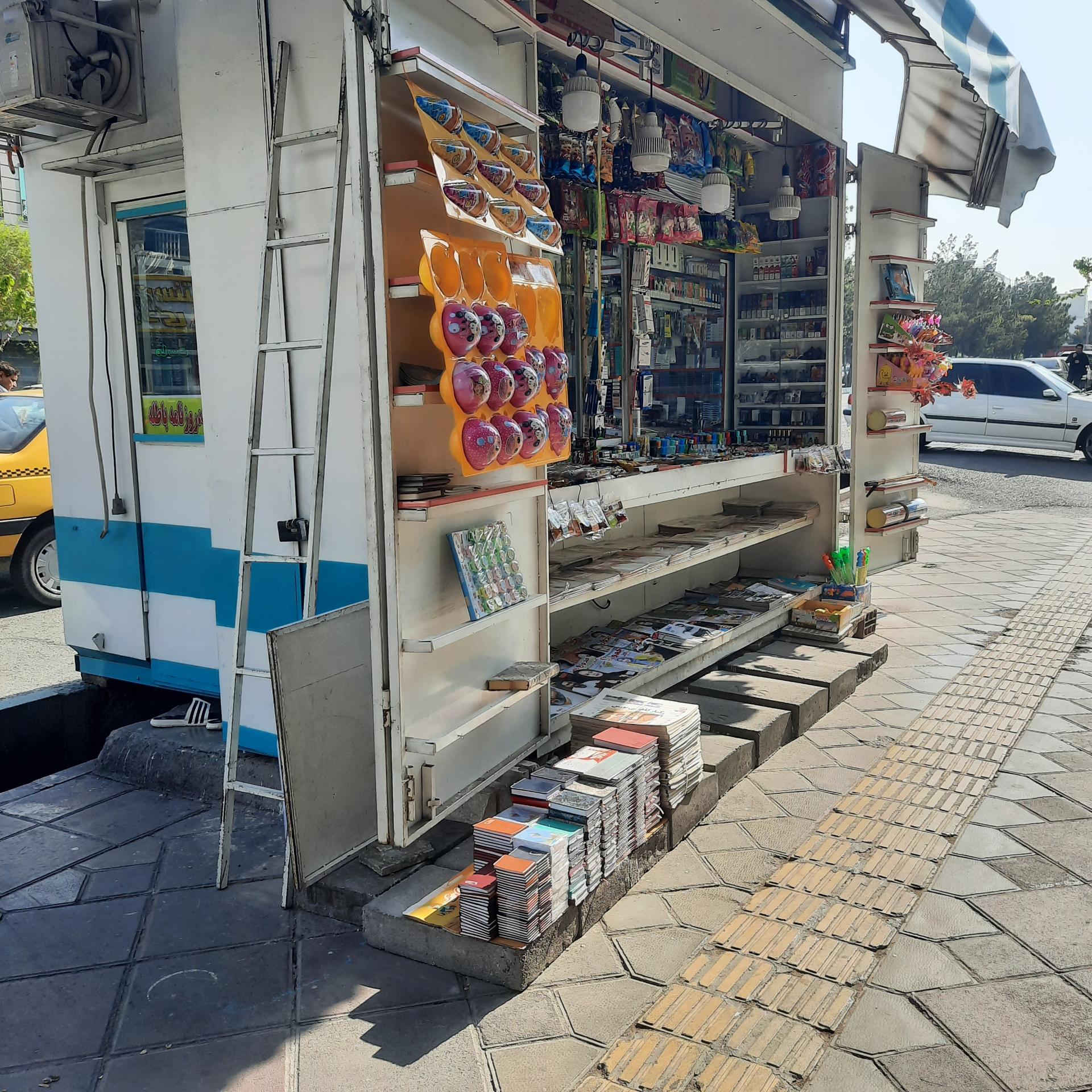 عکس دکه روزنامه فروشی