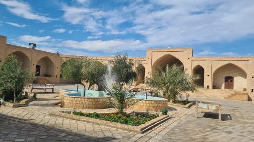 عکس کاروانسرای شاه عباسی ابوزید آباد (ابروز)