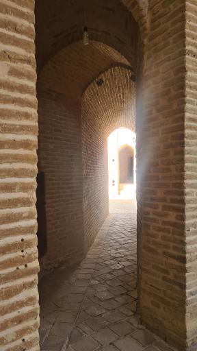 عکس کاروانسرای شاه عباسی ابوزید آباد (ابروز)