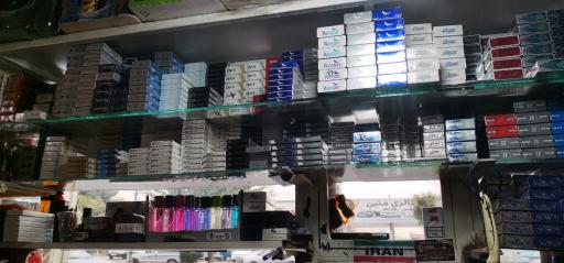 دکه روزنامه فروشی و تنقلات