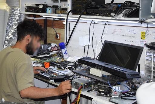 عکس فروشگاه کامپیوتری صفر و یک 