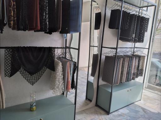 عکس فروشگاه شال و روسری شاینی