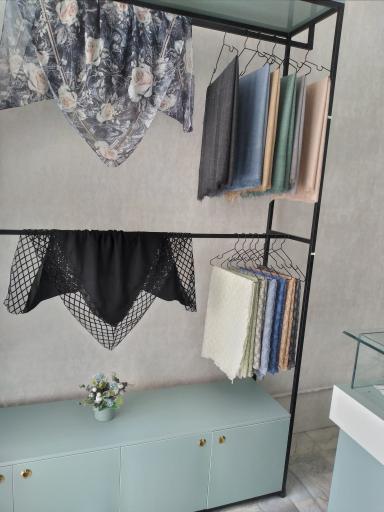 عکس فروشگاه شال و روسری شاینی