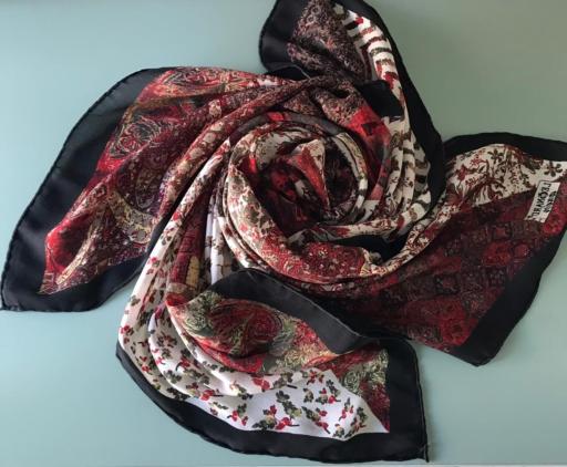 عکس فروشگاه شال و روسری شاینی
