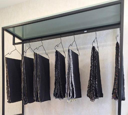 عکس فروشگاه شال و روسری شاینی